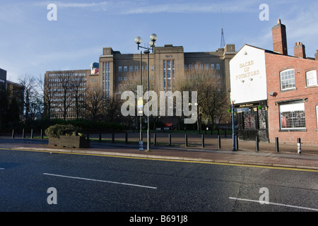 L'Université d'Aston et le sac de pommes de Public House Birmingham Aston Banque D'Images