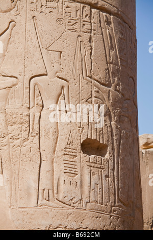 Droit d'Amon sur une colonne dans la cour de Ramsès II Banque D'Images