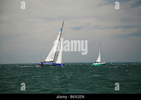 Bateau de course 'Artémis' à la vitesse dans le Solent près de Lymington Hampshire England UK Banque D'Images