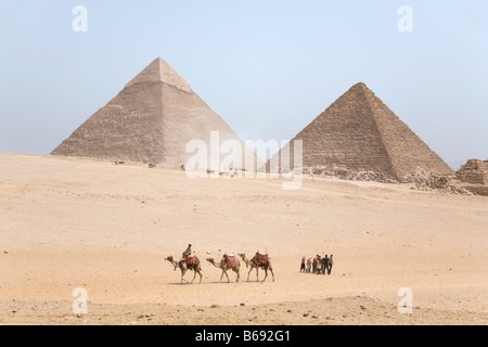 Pyramides de Gizeh avec caravane de chameaux Banque D'Images