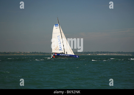 Bateau de course 'Artémis' à la vitesse dans le Solent près de Lymington Hampshire England UK Banque D'Images