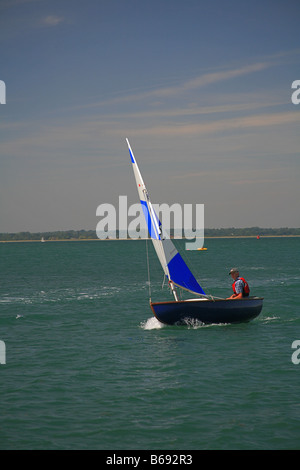 La voile terne dans le Solent à l'extérieur le port de Yarmouth Île de Wight Angleterre UK Banque D'Images