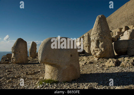 Les têtes colossales au sommet du Mont Nemrut Nemrut,National Park est de l'Anatolie Turquie Banque D'Images