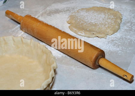 Le déploiement de la croûte à tarte avec un rouleau à pâtisserie. USA. Banque D'Images