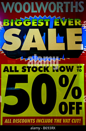 Magasin Woolworths shopping qui est dans l'administration avec signes de vente dans la fenêtre, Édimbourg, Écosse, Royaume-Uni, Europe Banque D'Images
