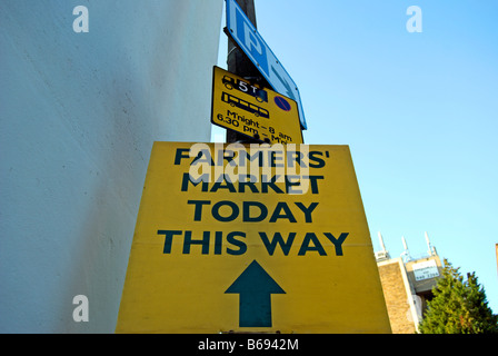 Panneau jaune annonçant un marché de fermiers, à Twickenham, Middlesex, Angleterre Banque D'Images