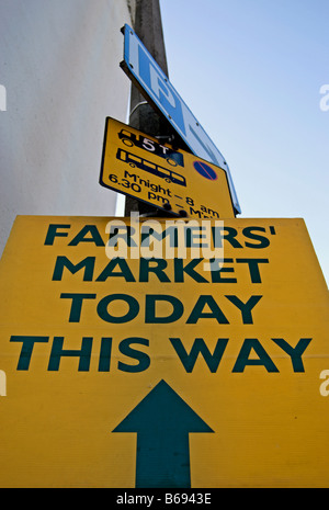 Panneau jaune annonçant un marché de fermiers, à Twickenham, Middlesex, Angleterre Banque D'Images