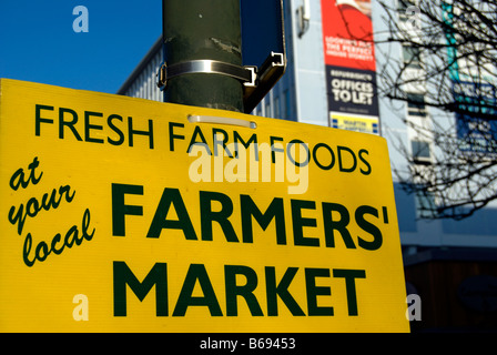 Panneau jaune annonçant un marché de fermiers, à Twickenham, Middlesex, Angleterre Banque D'Images