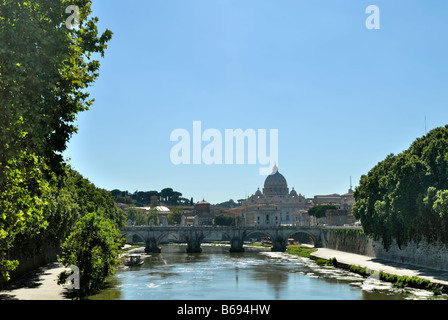 Vue de la basilique Saint Pierre et le Ponte Sant'Angelo sur le Tibre, Rome, Latium, Italie, Europe. Banque D'Images