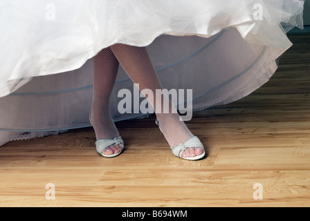 Mariée en robe de mariage, low section, vue de jambes Banque D'Images