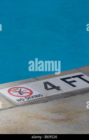 Pas de plongée des eaux peu profondes, attention à côté de piscine Banque D'Images