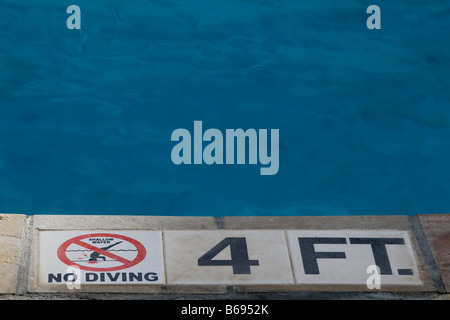 Pas de plongée en eau peu profonde - panneau d'avertissement au bord de la piscine Banque D'Images