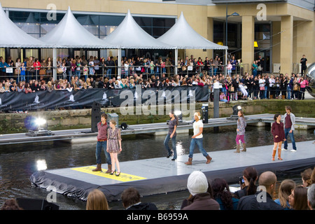 Fashion show à Clarence Dock Leeds UK Banque D'Images