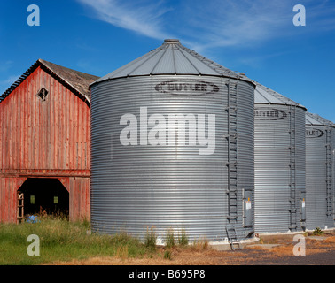 WASHINGTON - La Grange et les silos à grains dans un champ agricole dans la région de Palouse Eastern Washington. Banque D'Images