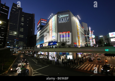 Le Shinjuku Odakyu department store au crépuscule dans le quartier de Shinjuku, Tokyo Banque D'Images