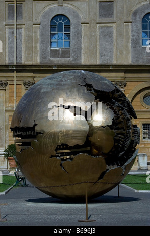 La sculpture de Pomodoro d'une sphère dans une sphère dans la cour de la pomme de pin au Musée du Vatican Banque D'Images