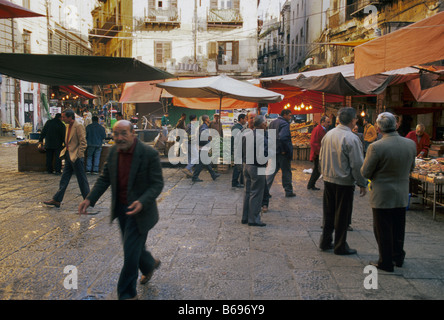 La Vucciria étals de poissons du marché à Piazza Caracciolo à Taormina province Messine Sicile Italie Banque D'Images