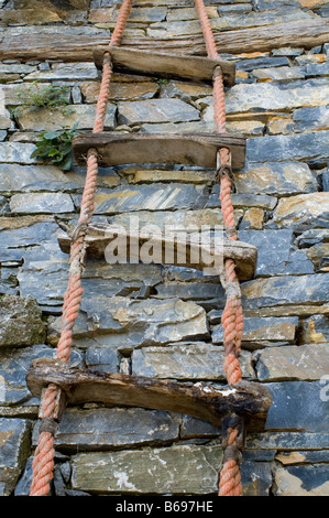 Échelle de corde sur le mur Banque D'Images