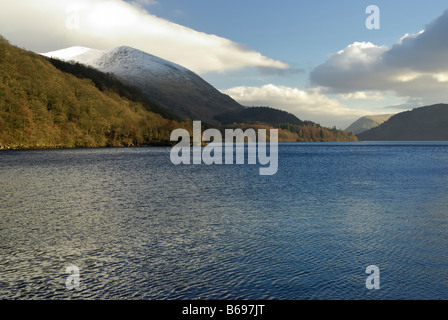 Thirlmere avec un Helvellyn enneigées en hiver Banque D'Images