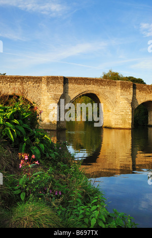 Soleil tard le soir tombe sur le pont médiéval à Ditton sur la rivière Medway, Kent, UK Banque D'Images