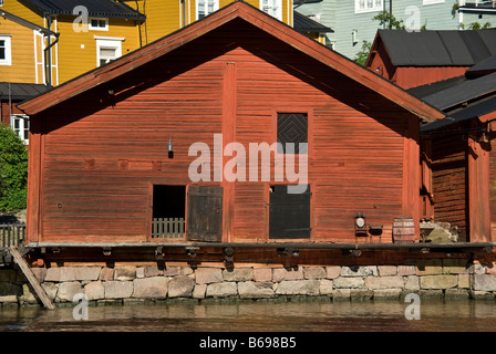 Un entrepôt peint à l'ocre rouge sur le bord de la rivière de Porvoo Banque D'Images