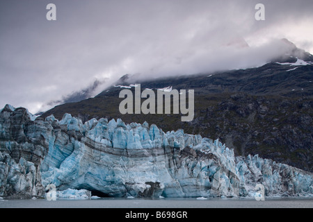 USA Alaska Glacier Bay National Park Les nuages tourbillonnent autour des pics de montagne au-dessus du glacier Lamplugh orageux sur soirée d'automne Banque D'Images