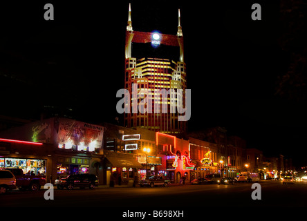 La musique country célèbres bars et restaurants sur Broadway, à Nashville, Tennessee avec AT&T le bâtiment en arrière-plan Banque D'Images