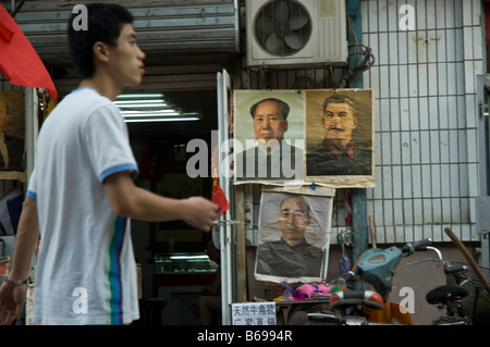 Un citoyen de Pékin passe par des affiches de Joseph Staline et Mao Zedong, Lin Biao Banque D'Images