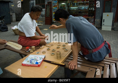 Deux hommes jouant aux échecs chinois (xiangqi) Banque D'Images