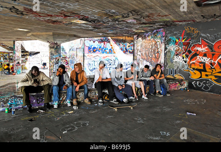 Les jeunes Skateboarders Hanging Out Southbank London UK Europe Banque D'Images