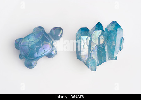 Aqua aura quartz, petits noeuds sains- crystal triplet et tortue carving Banque D'Images