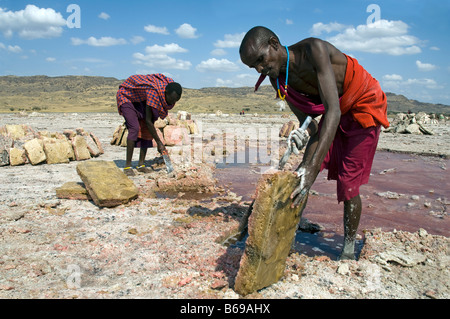 L'extraction de la soude au lac Natron en Tanzanie, où les dalles de vendre et l'extrait de Maasai Banque D'Images