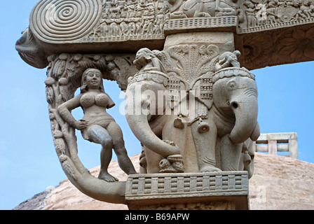 Stupa 1 ou Grand Stupa : sud-entrancem détails sculptés sur l'entrée de l'Toran Dwar, Sanchi, Madhya Pradesh, Inde. Banque D'Images