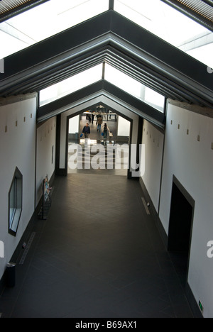 Suppression des lignes épurées de lucarne allumée à l'intérieur de couloir intérieur architecte I M Pei conçu Nouveau Musée de Suzhou Banque D'Images