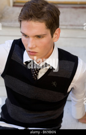 Jeune homme sérieux, portrait Banque D'Images