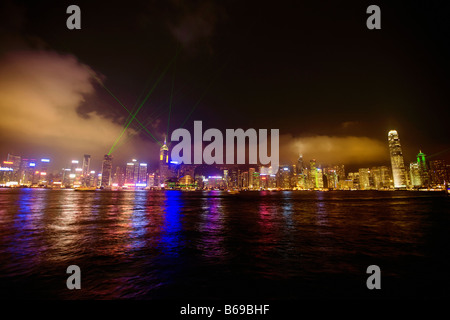 Gratte-ciel au bord de l'eau, le port de Victoria, l'île de Hong Kong, Hong Kong, Chine Banque D'Images