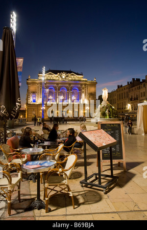 Place de la comédie avec des cafés à Montpellier, au crépuscule, en France, Europe, UNION EUROPÉENNE Banque D'Images