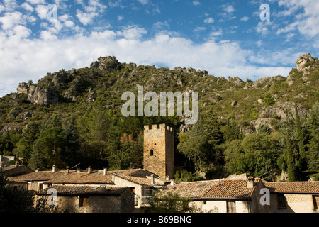 Village de Saint-Guilhem-le-désert dans le sud de la France, Languedoc, Europe Banque D'Images