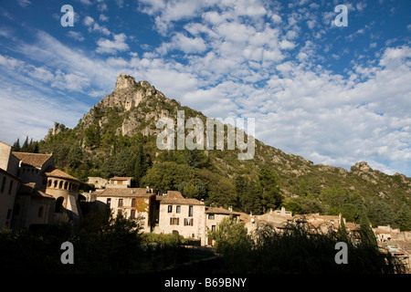 Village de Saint-Guilhem-le-désert dans le sud de la France, Languedoc, Europe Banque D'Images