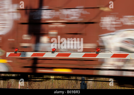 La vitesse du train de chemin de fer passé crossong Fairport, NY USA. Banque D'Images