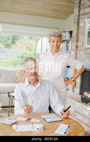 Couple en train de préparer le budget de finances accueil Banque D'Images