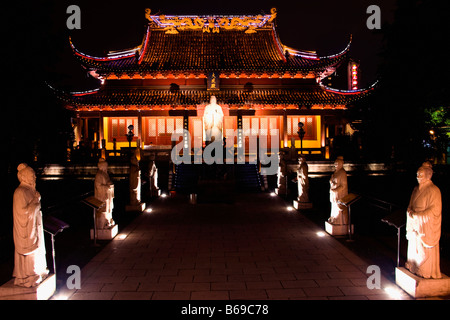 Pagoda lit up at night, Nanjing, Jiangsu Province, China Banque D'Images