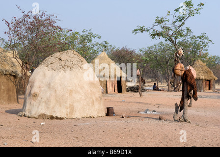 Village traditionnel construit des huttes de la boue et des excréments à l'Oase Himba Village près de Kamanjab Afrique Namibie Banque D'Images