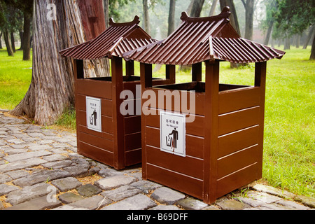 Les poubelles sur un sentier dans un parc, Qufu, dans la province de Shandong, Chine Banque D'Images
