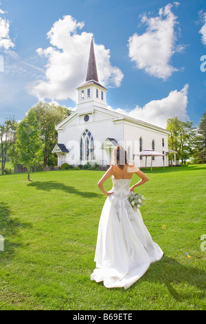 Bride standing près d'une église, à l'Est Meredith, New York State, USA Banque D'Images