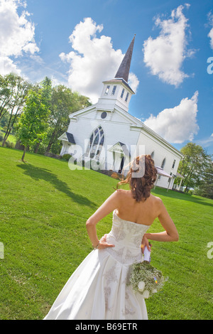 Bride standing près d'une église, à l'Est Meredith, New York State, USA Banque D'Images