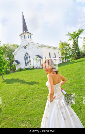 Bride standing près d'une église, à l'Est Meredith, New York State, USA Banque D'Images