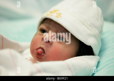 Un Bebe Nouveau Ne Tire Sa Langue Photo Stock Alamy