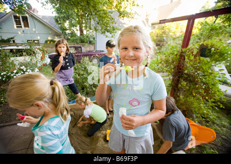 Les enfants de manger les sucettes glacées Banque D'Images