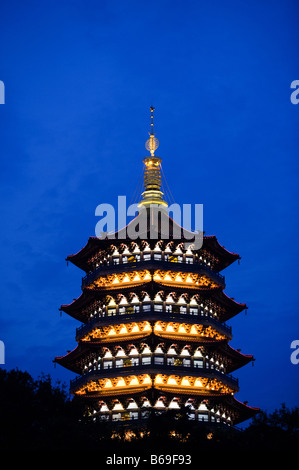 La Pagode Leifeng la nuit à Hangzhou Zhejiang Province Banque D'Images